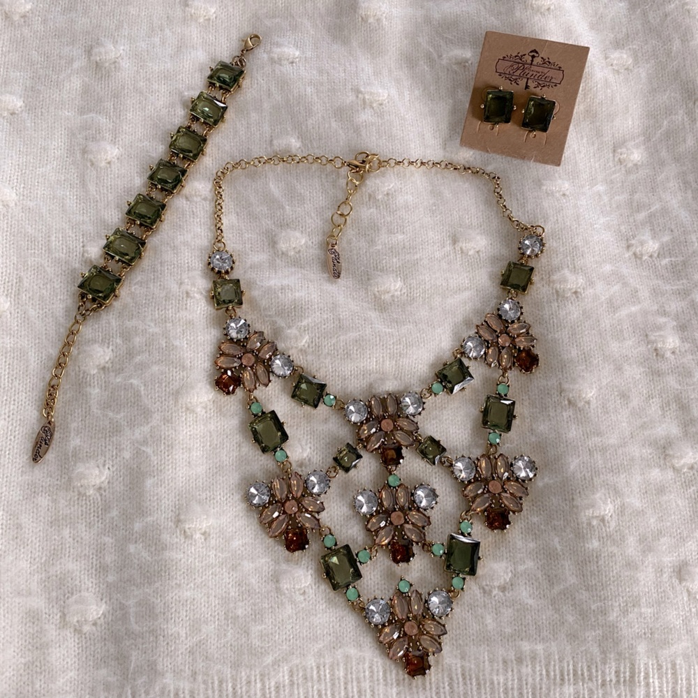Plunder necklace, bracelet and earrings set.